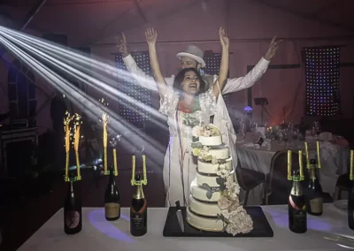 Mariage Célébration emblématique de l'amour et de l'engagement, où le classique et le bohème se rencontrent dans une harmonie parfaite. Il se déploie souvent en plein air, baigné par une douce lumière dorée qui magnifie chaque instant. Le décor est planté par une décoration soignée, mélangeant parfois des touches de style vintage avec des éléments naturels et légers. Au cœur de cette mise en scène, l'union est officialisée : la robe de mariée, qu'elle soit vaporeuse et bohème ou structurée et classique, fait écho à l'élégance du costume de marié, scellant ainsi la promesse d'une vie commune.