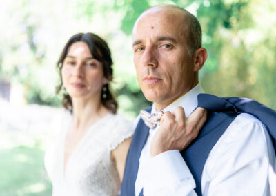 Mariage Célébration emblématique de l'amour et de l'engagement, où le classique et le bohème se rencontrent dans une harmonie parfaite. Il se déploie souvent en plein air, baigné par une douce lumière dorée qui magnifie chaque instant. Le décor est planté par une décoration soignée, mélangeant parfois des touches de style vintage avec des éléments naturels et légers. Au cœur de cette mise en scène, l'union est officialisée : la robe de mariée, qu'elle soit vaporeuse et bohème ou structurée et classique, fait écho à l'élégance du costume de marié, scellant ainsi la promesse d'une vie commune.