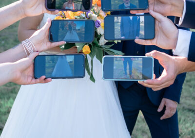 Mariage Célébration emblématique de l'amour et de l'engagement, où le classique et le bohème se rencontrent dans une harmonie parfaite. Il se déploie souvent en plein air, baigné par une douce lumière dorée qui magnifie chaque instant. Le décor est planté par une décoration soignée, mélangeant parfois des touches de style vintage avec des éléments naturels et légers. Au cœur de cette mise en scène, l'union est officialisée : la robe de mariée, qu'elle soit vaporeuse et bohème ou structurée et classique, fait écho à l'élégance du costume de marié, scellant ainsi la promesse d'une vie commune.
